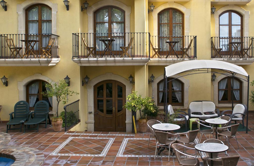 Hotel Restaurante La Masieta Creixell Exterior photo